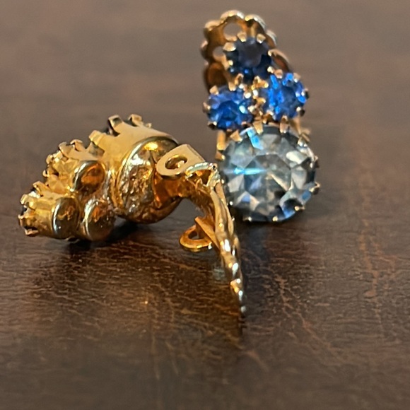Vintage Blue Rhinestone Cluster Gold Tone Clip-on Earrings - Picture 3 of 6